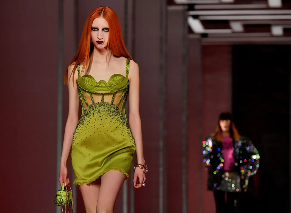 fashionshow-fw22-women-look-04-01-mob
